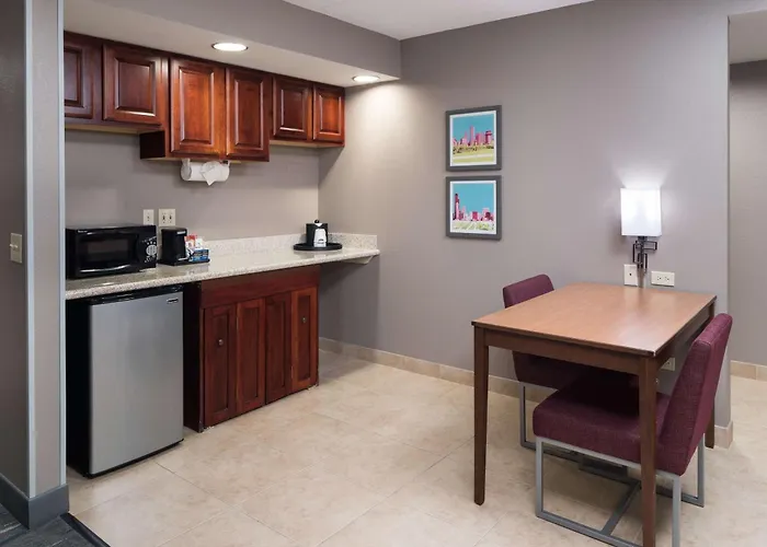 Hampton & Chicago North Shore 3*