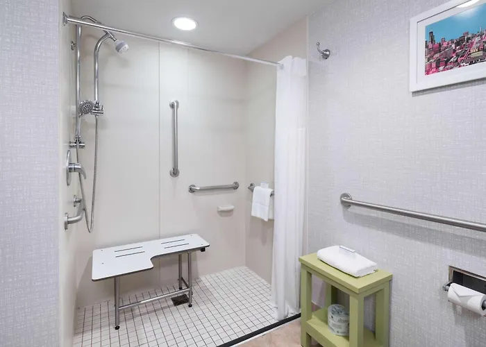 Hampton & Chicago North Shore 3*