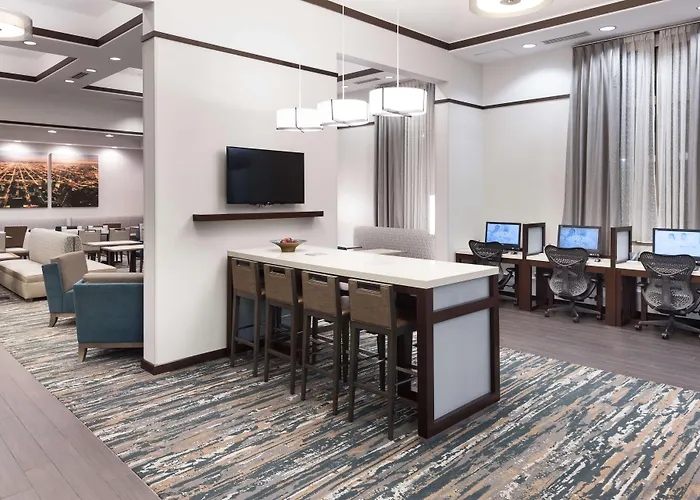 Hampton & Chicago North Shore Hotel 3*