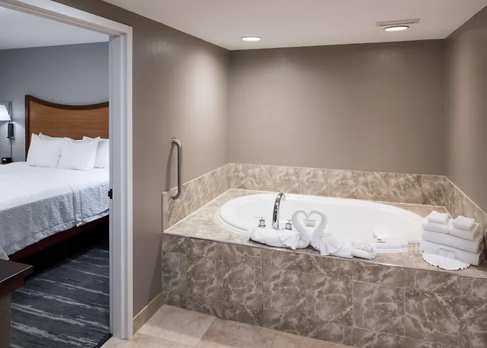Hampton & Chicago North Shore Hotel