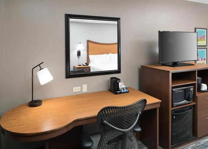 Hampton & Chicago North Shore Hotel 3*