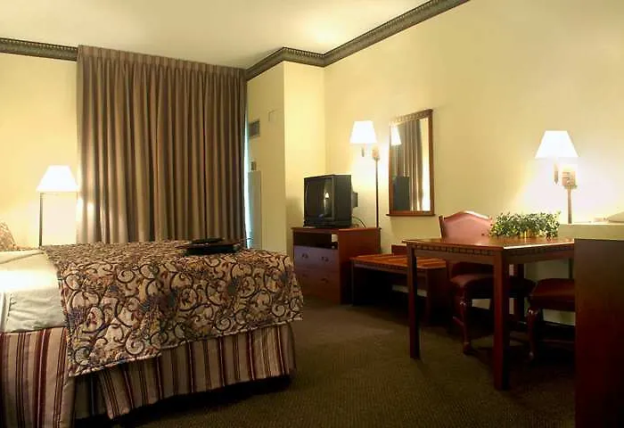 Hampton & Chicago North Shore Hotel