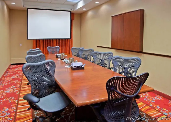 Hampton & Chicago North Shore Hotel 3*
